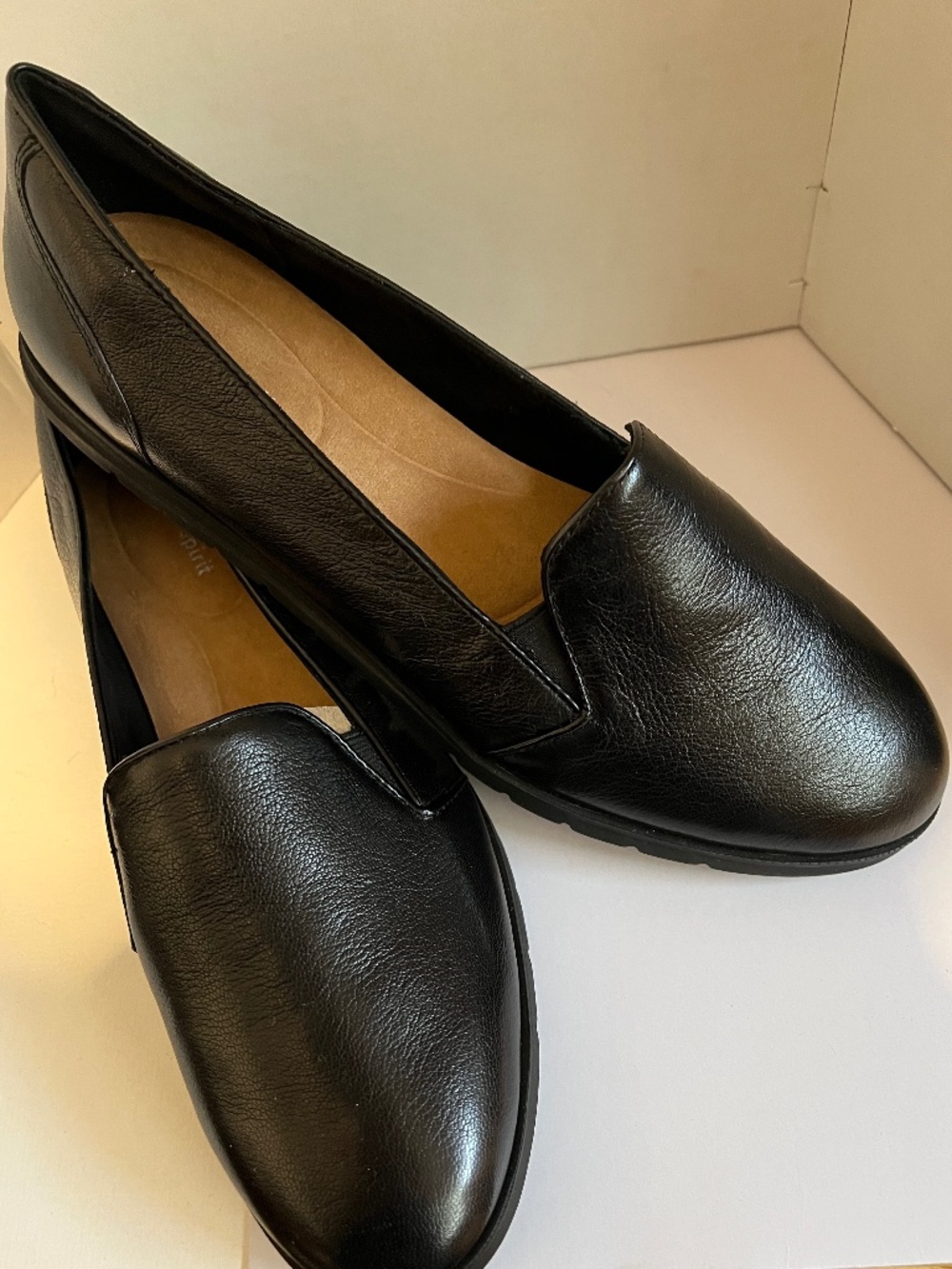 EASY SPIRIT WOMENS SHOES FAITE  PUMPS W/SIDE GUSSETS BLACK  NEW  10W NEW IN BOX